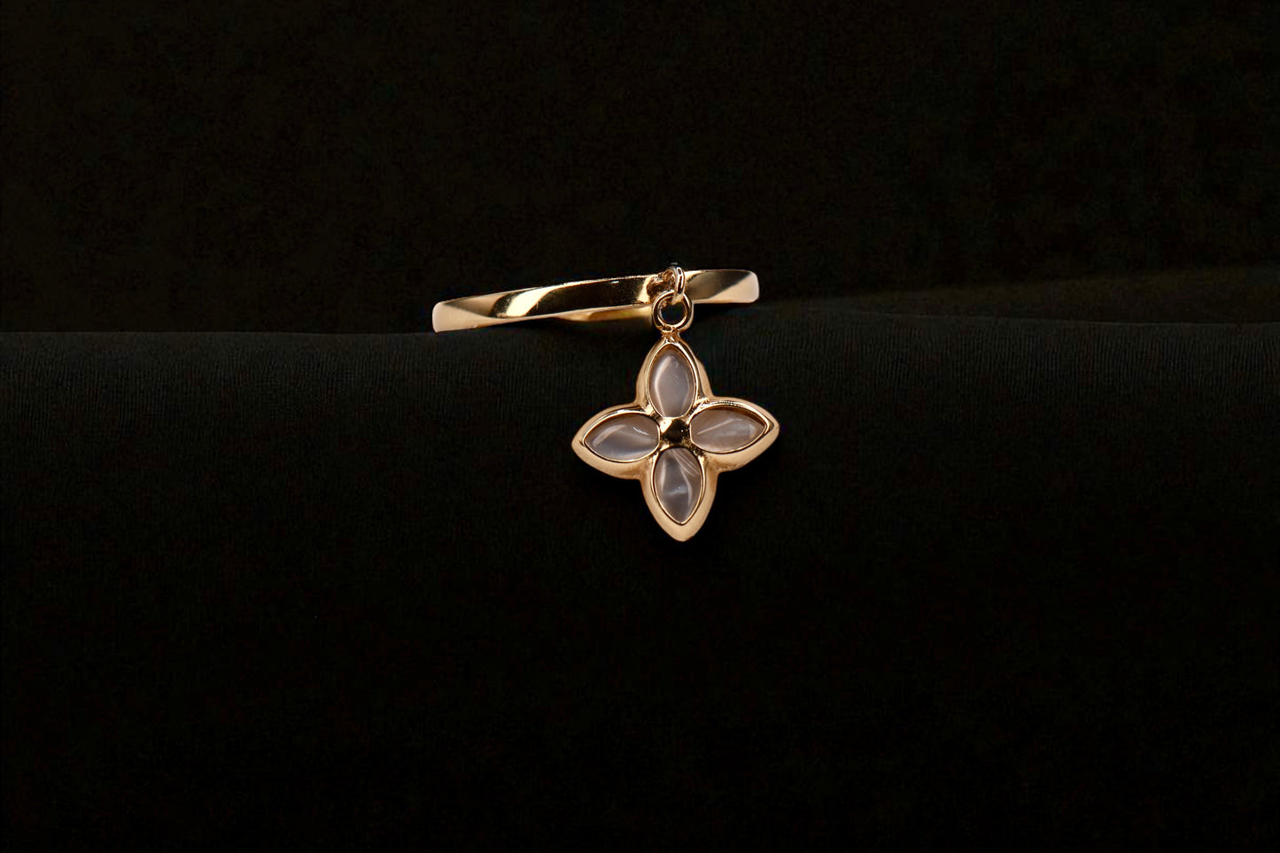 14K Yellow Gold Flower Ring Size 7.25 / Anillo de Flor en Oro Amarillo 14K Talla 7.25
