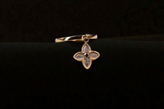 14K Yellow Gold Flower Ring Size 7.25 / Anillo de Flor en Oro Amarillo 14K Talla 7.25