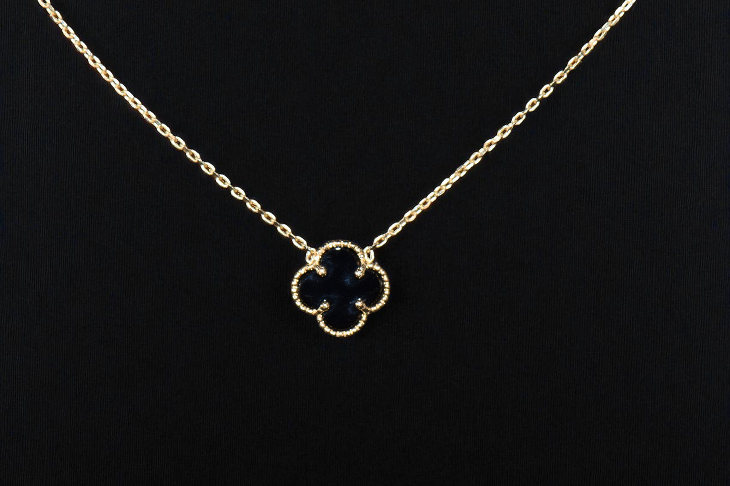 14K Necklace with Black Flower Pendant / Cadena 14K con Dije de Flor Negro