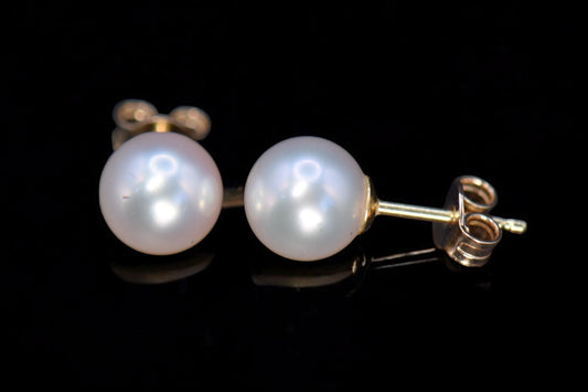 14K Yellow Gold Round Pearl Stud Earrings / Aretes de Perla Redonda en Oro 14K