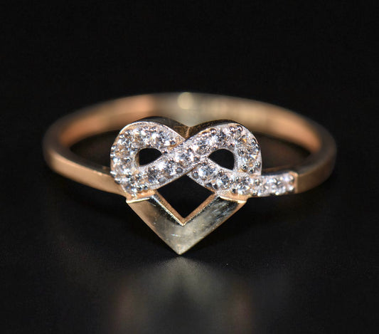 14K Yellow Gold Heart Infinity Ring (Size 7.5) / Anillo de Corazón Infinito 14K (Talla 7.5)