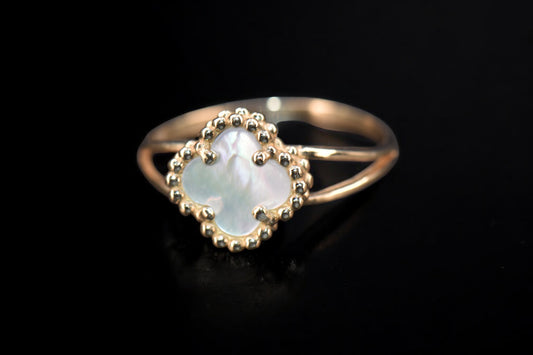 14K Yellow Gold Flower Ring Size 7.5 / Anillo de Flor en Oro Amarillo 14K Talla 7.5