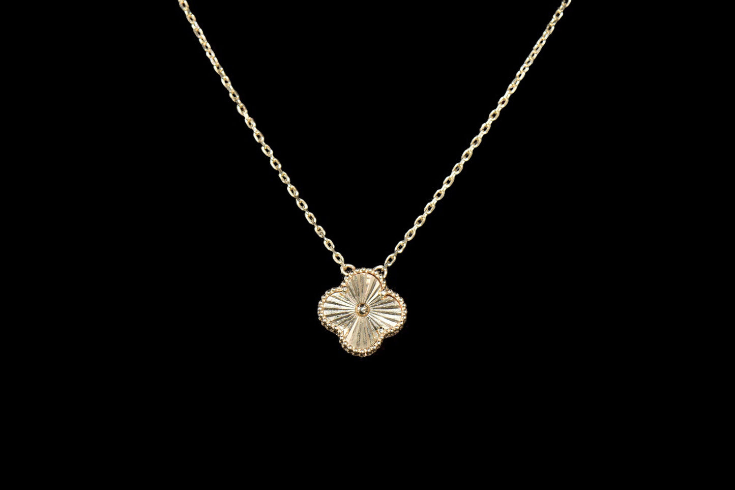 14K Solid Flower Pendant Necklace / Cadena con Dije de Flor Sólida 14K