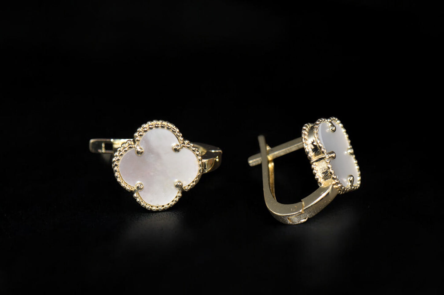 10K Pearl Flower Hoops / Aros de Flor de Perla 10K